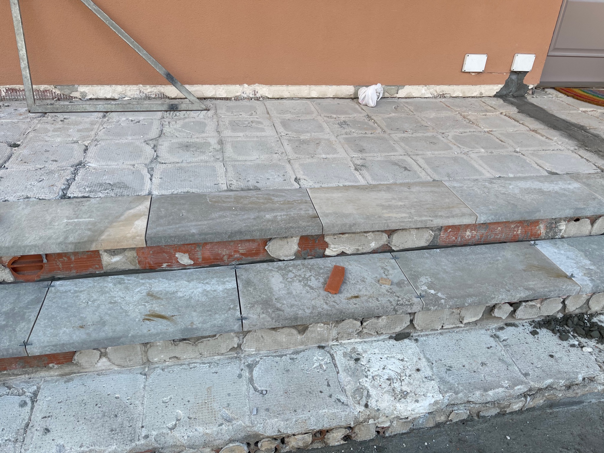 Escalones y revestimiento en ejecución
